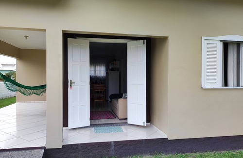 Balneario Arroio do Silva House | Casa Beje a few meters from the sea, with pool table - 2 km from the center
