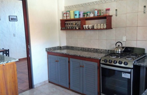 Golondrinas House | Casa con chimenea interior y amplio jardín con parrilla