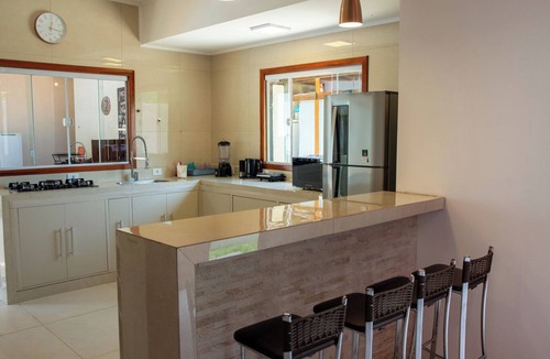 Maranduba House | Casa c Piscina e Churrasqueira na Praia Maranduba