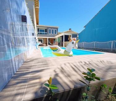 Unamar House | Casa com 3 suítes em Cabo Frio com piscina há poucos passos do Mar!