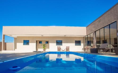 Jardim Paraiso House | Casa com 5 suítes próximo ao lago Corumbá