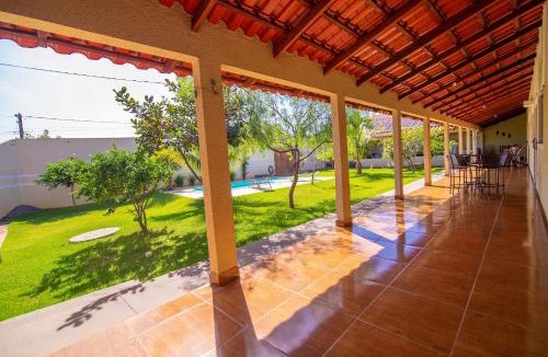 Caldas Novas Villa | Casa com amplo espaço verde, 4 Suítes e Piscina