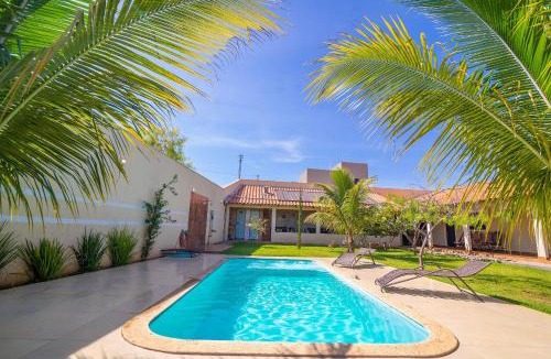 Caldas Novas Villa | Casa com amplo espaço verde, 4 Suítes e Piscina