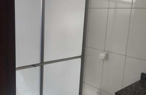 Sinop House | Casa com ar no quarto garagem espaço que cabe uma camionete cozinha completa