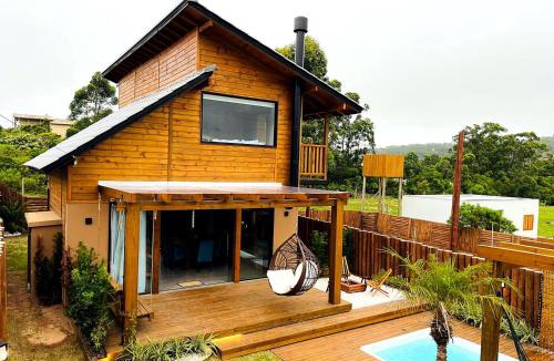 Praia do Rosa Villa | Casa com Banheira, Piscina e Quadra de Areia