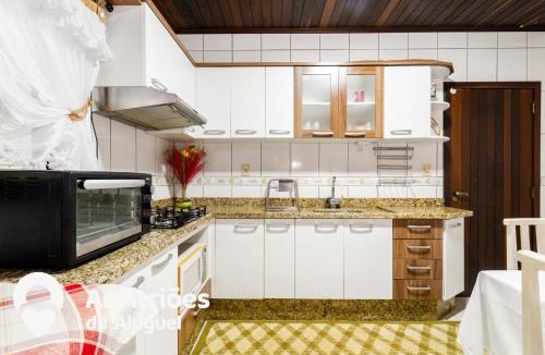 Praia da Armacao do Itapocoroi Villa | Casa com Churrasq. a 220m Praia Vermelha HJ6812