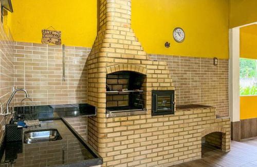 Ariro House | Casa com churrasqueira e piscina, perto de riacho