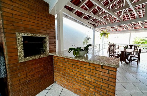 Guabiruba House | Casa com churrasqueira e ar para até 8 pessoas