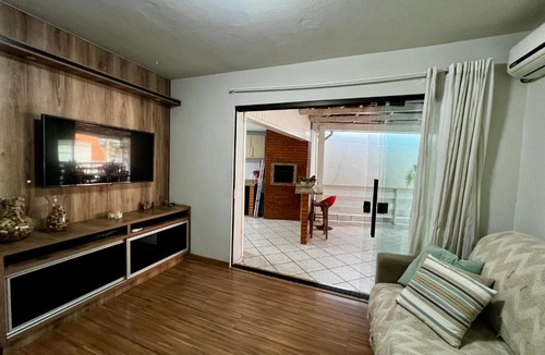Guabiruba House | Casa com churrasqueira e ar para até 8 pessoas