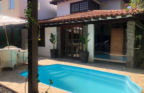 Porto Belo House | Casa com Piscina e 5 Quartos em Região Central da Cidade Próximo as Praias