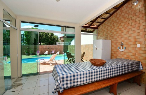 Pinheira Apartment | Casa com piscina a 250m da Praia PLH006