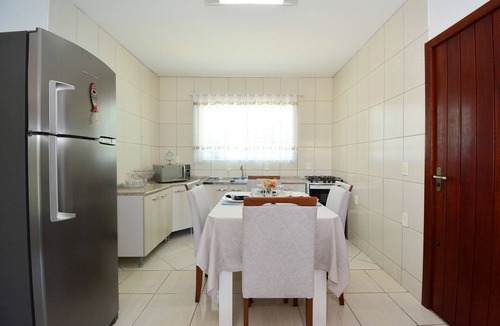 Pinheira Apartment | Casa com piscina a 250m da Praia PLH006