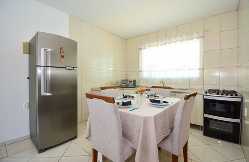 Pinheira Apartment | Casa com piscina a 250m da Praia PLH006
