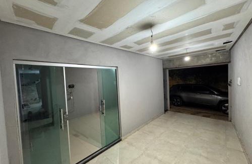 Souza House | Casa com suítes e varandas com uma garagem