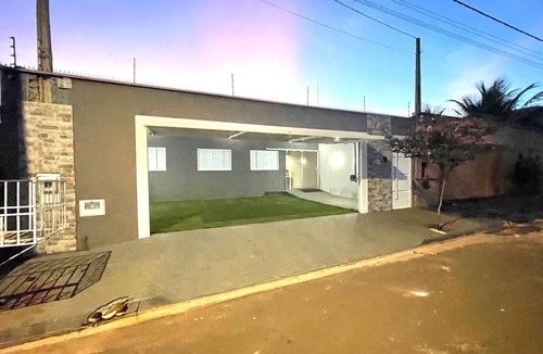 Barretos House | Casa com vaga para 3 carros, área de churrasco com piscina grande.