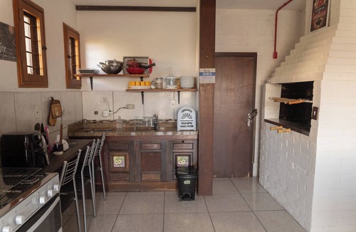 Humaita House | Casa com Vista Lareira e Churrasqueira na Serra