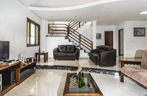Horto House | Casa confortável e ampla com piscina e bilhar!