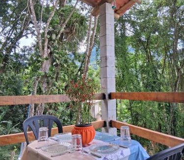 Paraty House | Casa container verde com vista para as montanhas próximo a Trindade