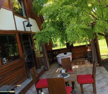 Santo Antonio do Pinhal Cabin | Casa da cachoeira, Hidro,lareira,lago, riacho e fogo de chão