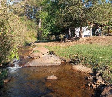Santo Antonio do Pinhal Cabin | Casa da cachoeira, Hidro,lareira,lago, riacho e fogo de chão
