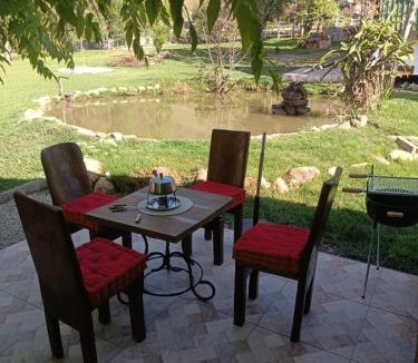 Santo Antonio do Pinhal Cabin | Casa da cachoeira, Hidro,lareira,lago, riacho e fogo de chão