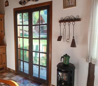 Santo Antonio do Pinhal Cabin | Casa da cachoeira, Hidro,lareira,lago, riacho e fogo de chão