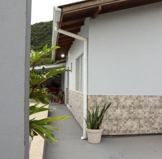 Armacao House | Casa de 2 dormitórios com piscina e quintal