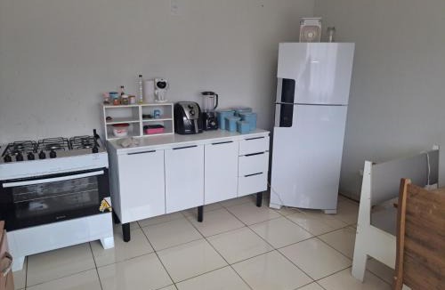 Parque Pampulha House | Casa de hospedagem com um de casal com smart tv e ventilador