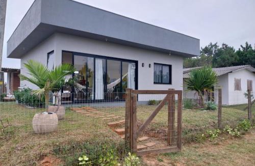 Centro House | Casa de Praia a 550m da praia de Balneário Rosa do Mar e 350m da Lagoa da Tapera.