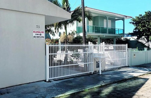 Governador Celso Ramos House | Casa de três dormitórios com piscina, 30 mt da praia