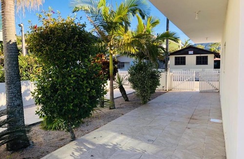 Governador Celso Ramos House | Casa de três dormitórios com piscina, 30 mt da praia