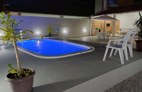 Governador Celso Ramos House | Casa de três dormitórios com piscina, 30 mt da praia