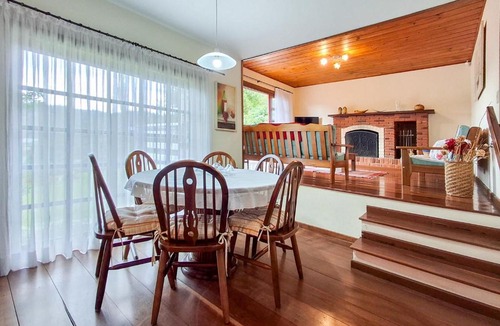 Jardim Nova Suica House | Casa em Campos do Jordao com lareira e aquecedor
