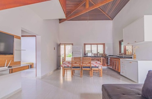 Horto House | Casa em Ubatuba com churrasqueira e varanda ampla