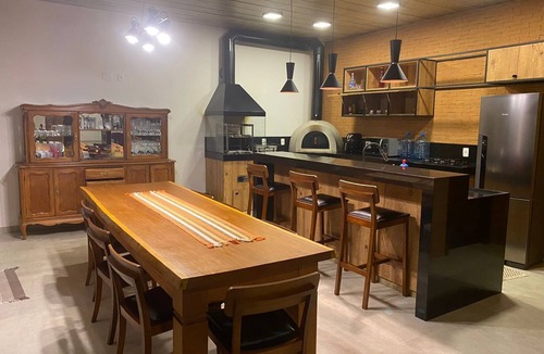 Recanto Araucaria House | Casa Estilo Chateau Recém Construído, 5 Suítes, Piscina Interna e Vista Incrível