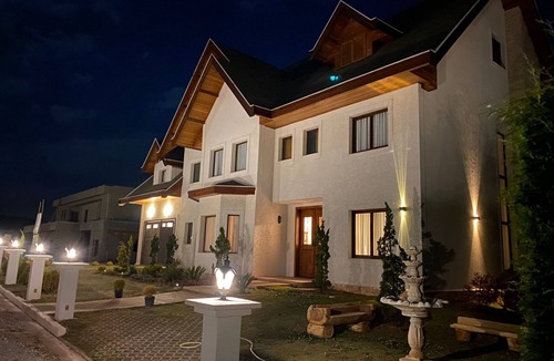Recanto Araucaria House | Casa Estilo Chateau Recém Construído, 5 Suítes, Piscina Interna e Vista Incrível