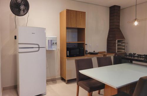 Presidente Medici House | Casa funcional - 02 quartos, 02 camas de casal, 01 cama de solteiro, cozinha gourmet e garagem para carro pequeno