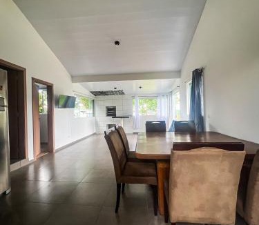 Riviera House | Casa inteira em chácara, 20 min centro.