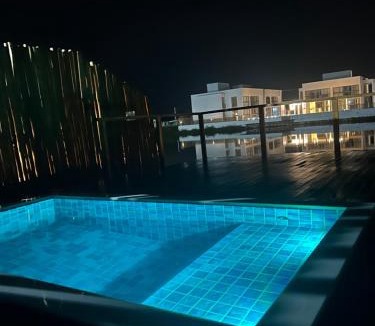 Barra Grande House | Casa Luz da Lua - Barra Grande - Maraú - Piscina privativa com deck de madeira à beira do lago