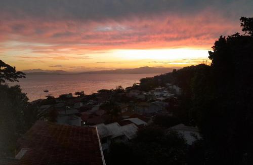 Sambaqui House | Casa Mary Refúgio com Vista Panorâmica para o Mar em Sambaqui, Florianópolis