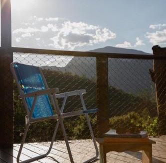 Teresopolis Ski Chalet | Casa Mohini Refúgio nas montanhas de Teresópolis Quarto com deck rede suspensa, lareira e cachoeira