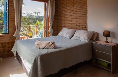 Teresopolis Ski Chalet | Casa Mohini Refúgio nas montanhas de Teresópolis Quarto com deck rede suspensa, lareira e cachoeira