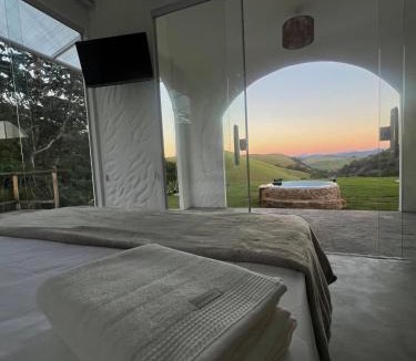 Alem Paraiba Ski Chalet | Casa Mykonos, um Refúgio exclusivo com cachoeira privativa