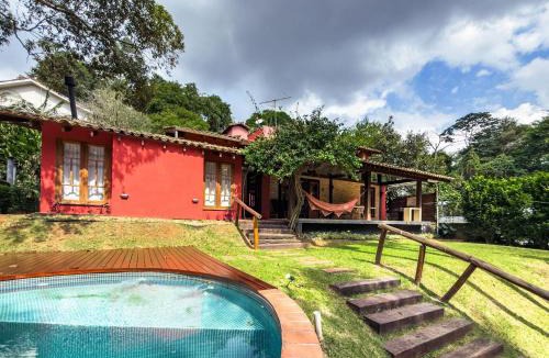 Carapicuiba House | Casa na Granja Viana em frente à reserva ambiental