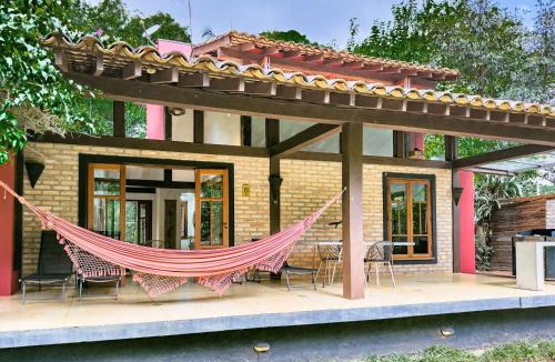 Carapicuiba House | Casa na Granja Viana em frente à reserva ambiental