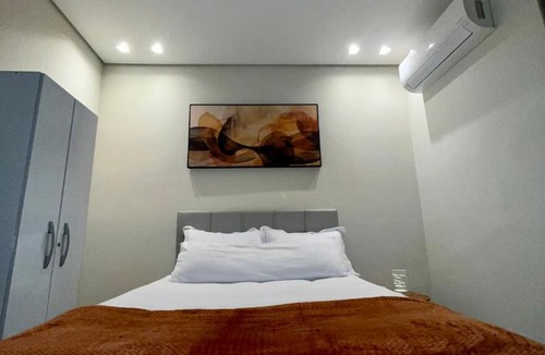 Maracana House | Casa Nova, 2 quartos, 1 Ar-Cond, 1 Banheiro, Garagem 4,30m