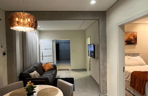 Maracana House | Casa Nova, 2 quartos, 1 Ar-Cond, 1 Banheiro, Garagem 4,30m