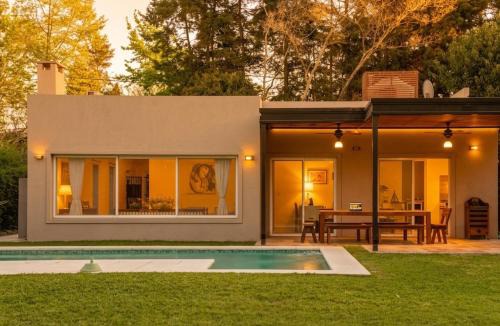Del Viso Apartment | Casa privada con pileta climatizada, gran parque y parrilla en Pilar