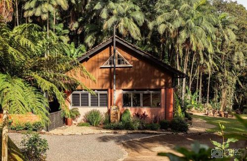 Benedito Novo Ski Chalet | Casa Sabia com charme rústico e belos jardins