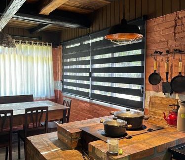 Benedito Novo Ski Chalet | Casa Sabia com charme rústico e belos jardins